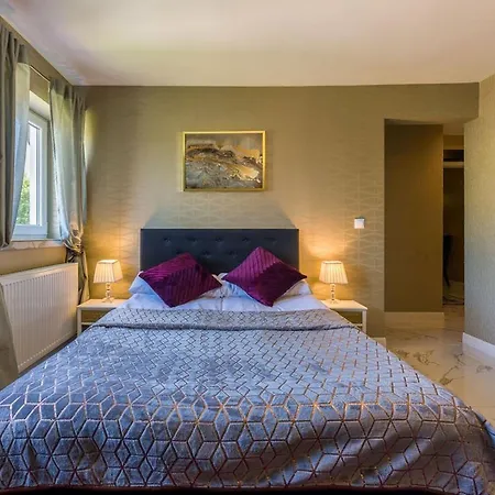 Zlota Regalinda & アパートホテル ミエンジズドロイェ