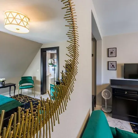 Zlota Regalinda & ミエンジズドロイェ