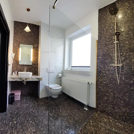 Zlota Regalinda & アパートホテル ミエンジズドロイェ