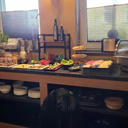 Zlota Regalinda & アパートホテル ミエンジズドロイェ